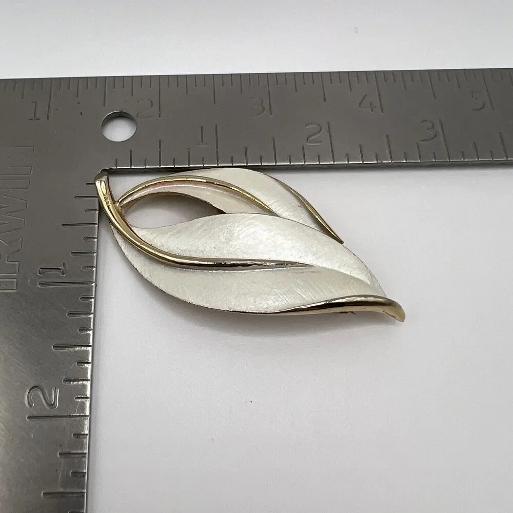 Sarah Coventry White Enamel‎ Gold Leaf Brooch Pin MCM Signed Vintage